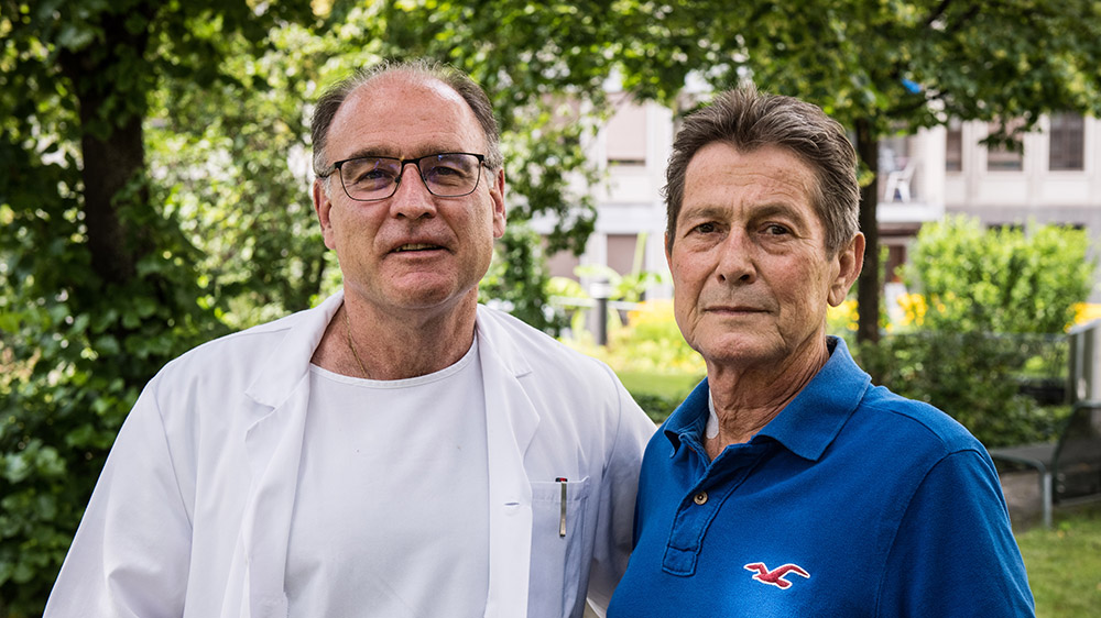 Operateur Prof. Pierre-Alain Clavien und der Patient bei Spitalaustritt nach erfolgreicher Transplantation.