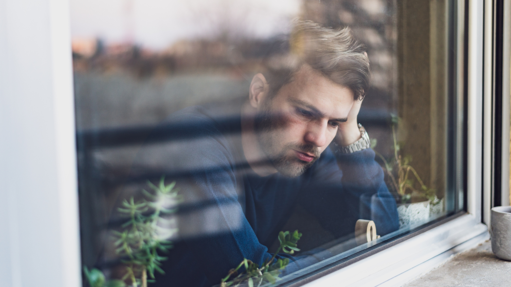Single-Mann schaut aus dem Fenster