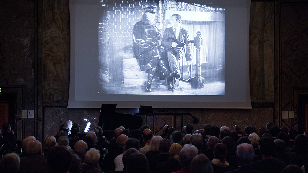 Der «Cameraman» Buster Keaton im Regen, begleitet von Alexander Schiwow am Klavier