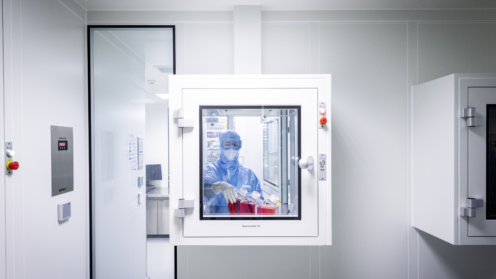 Blick in einen Reinraum von Wyss Zurich.