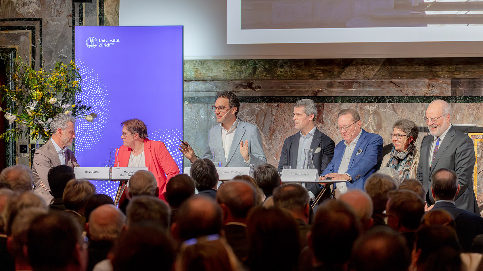 Angeregte Debatte: Balz Halter, Magdalena Martullo-Blocher, Moderator Daniel Fritzsche, Silvan Wildhaber, Balz Hösly, Stefanie Walter und Alexandre Fasel.