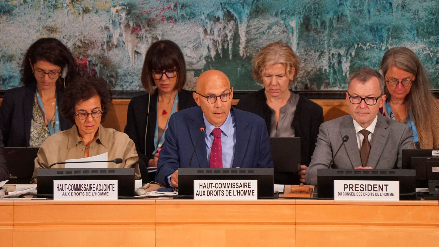 Jürg Lauber (rechts) leitet eine Sitzung des UN-Menschenrechtsrats in Genf mit Nada Al-Nashif, stellvertretende Hochkommissarin (links), und Volker Türk, Hochkommissar (Mitte). Bild: ©UN photos