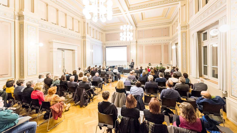 The well-attended opening ceremony for the Participatory Science Academy took place in the main lecture hall at Rämistrasse 59. (Photo: Frank Brüderli)