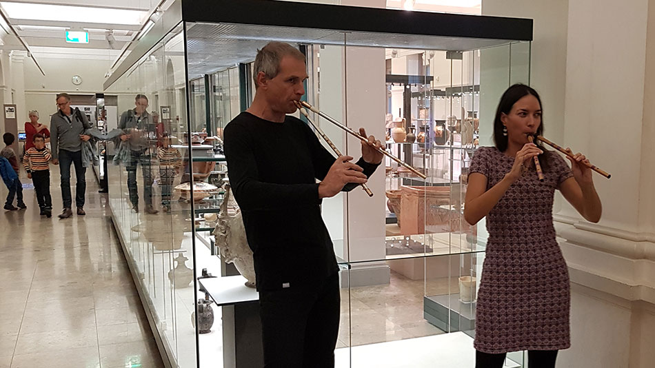 Guests were entertained by the musical sounds of the ancient world provided by the Melpomen ensemble as well as the aulo player Kamila Vysłucha and kithara player Stefan Hagel. (Picture: Bohdan Stehlik)