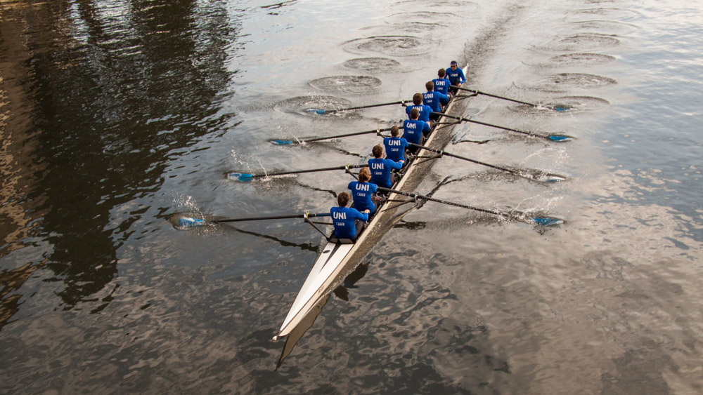 Mit Tempo übers Wasser gleiten: Der Rudermatch Uni-Poly besteht seit 1945 und orientiert sich an Vorbildern in Oxford und Cambridge.