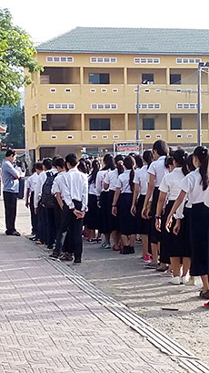 Uniformen an Schule in Kambodscha
