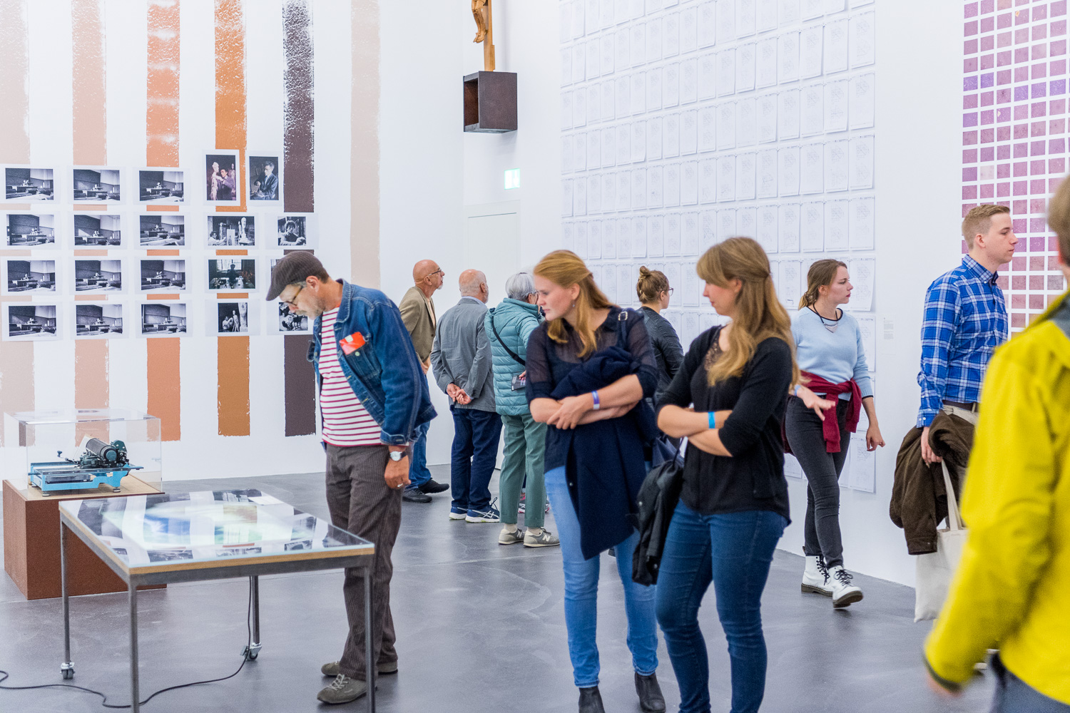Science meets art: In the Long Night of Museums alone, 2,300 visitors flocked to the Kunsthalle to see the exhibition staged by UZH. (Image: Frank Brüderli)