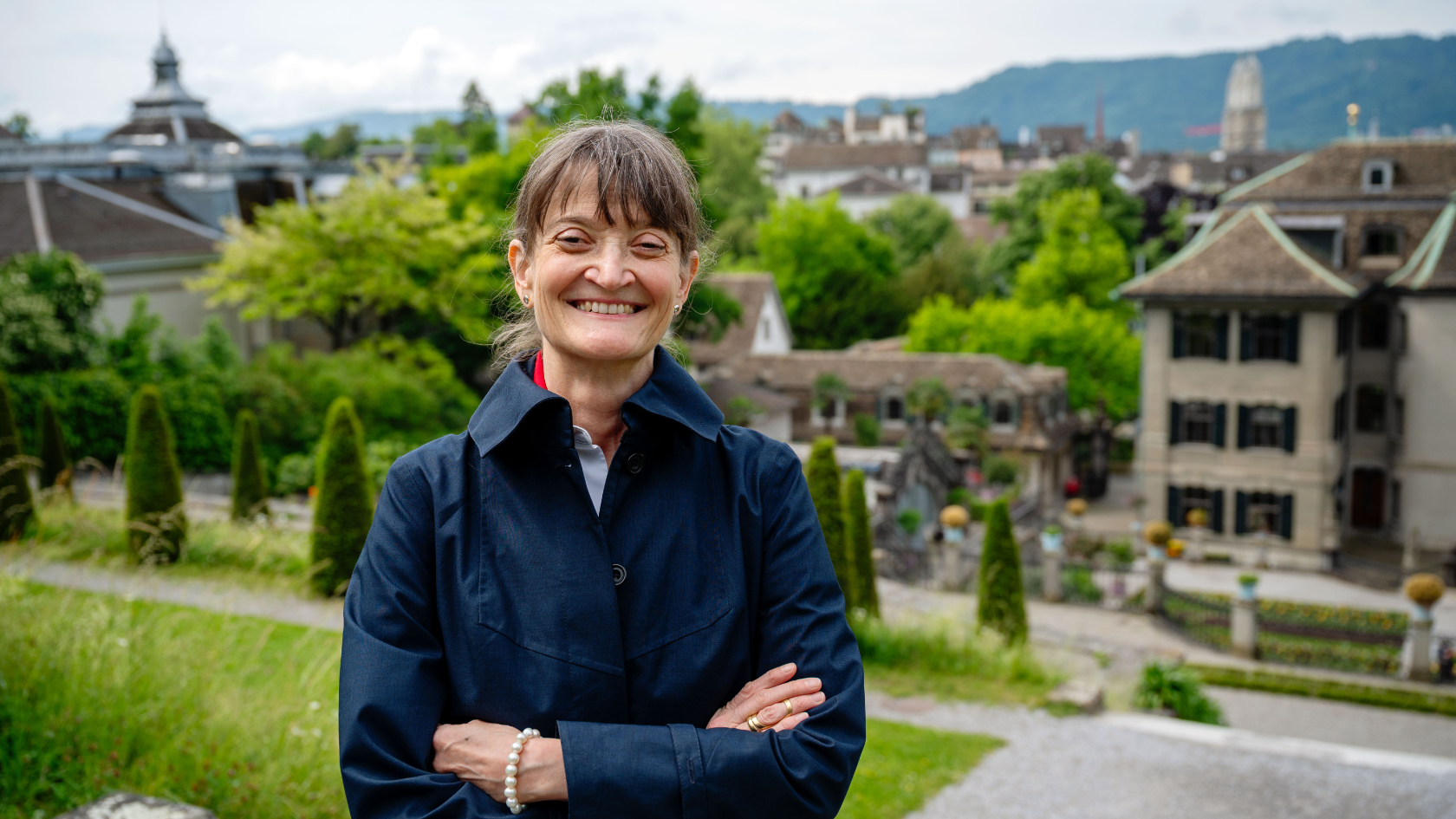 Helen Keller vor der Zürcher Stadkulisse
