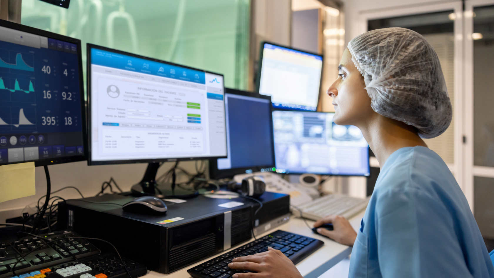 Eine Medizinerin studiert Daten auf einem Bildschirm in einer Krankenhausumgebung