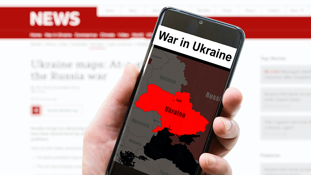 Website and mobilephone with news on the war in Ucraine.