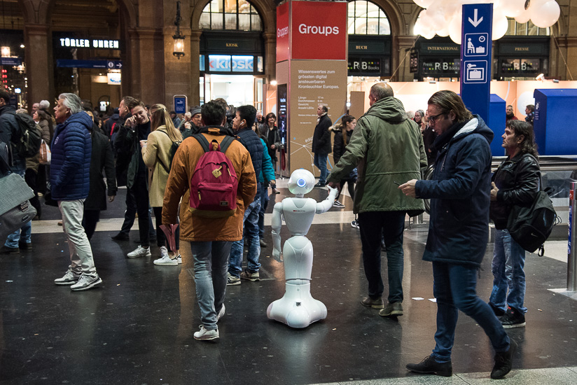 Roboter Pepper geht spazieren.