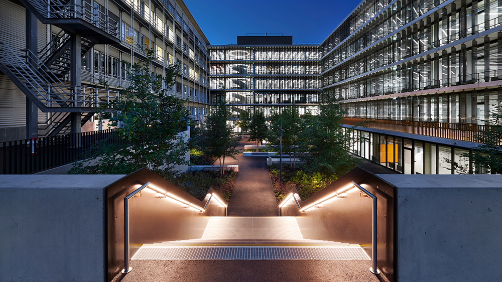 Aussensicht der neu erstellten Laborgebäude UZI5 (rechts und hinten) auf dem Campus Irchel by night.