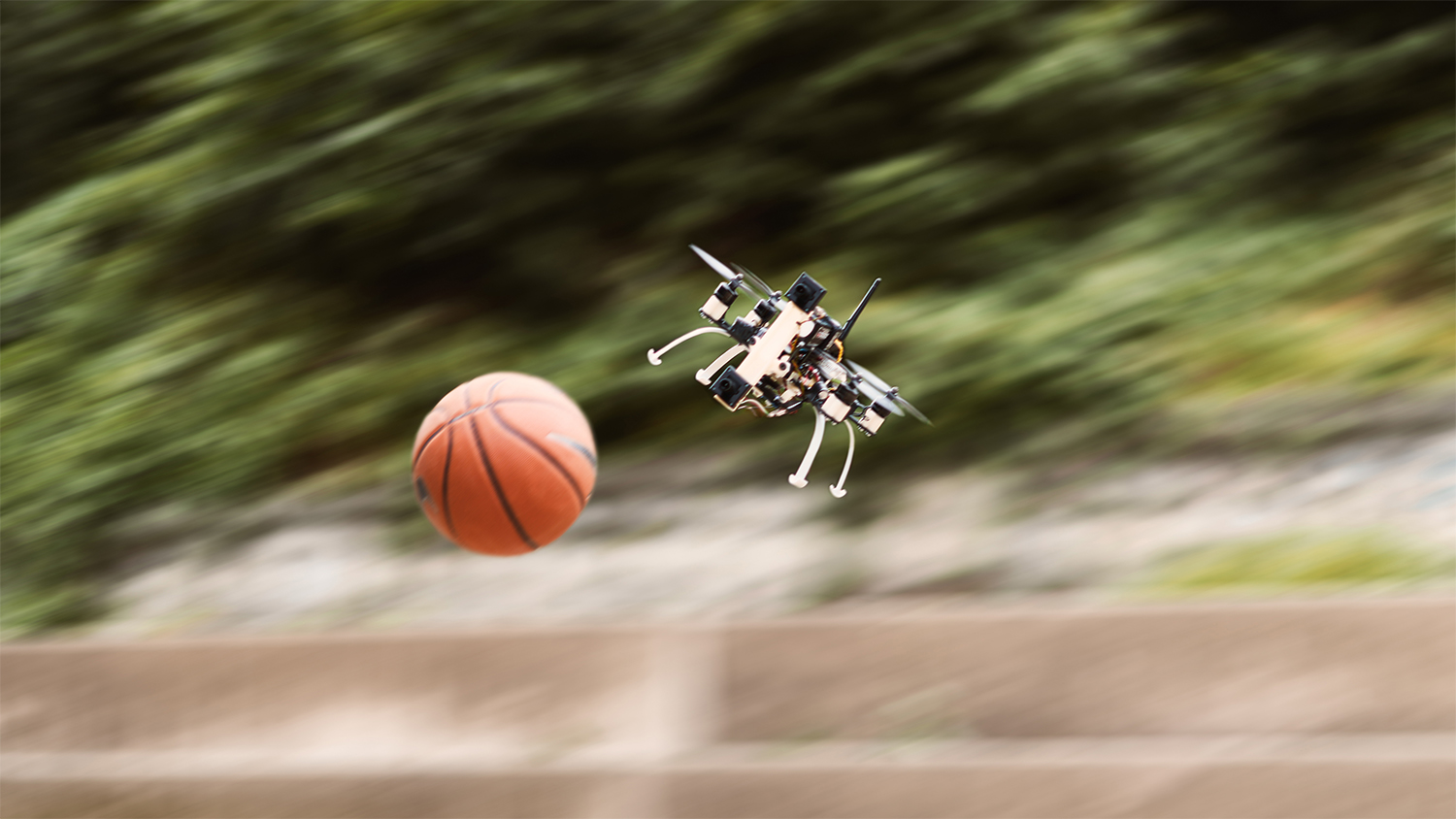 Die Drohne kann erfolgreich auszuweichen – sogar wenn der Ball aus drei Metern Entfernung mit 10 m/s auf sie zukommt.