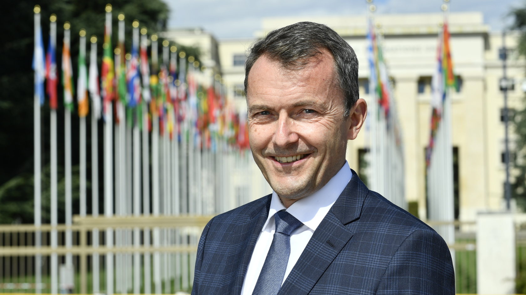 Jürg Lauber vor dem Palais des Nations in Genf.