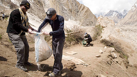 Abfall sammeln auf dem Gletscher