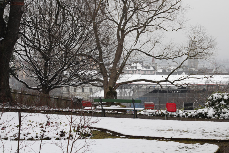 Winterlicher Blick vom Rechberg auf die Zinnen und Türme der Zürcher Altstadt. Freuen Sie sich, bald wird es Frühling. Beantworten Sie vier unserer Rätselfragen – und Sie gewinnen mit etwas Glück ein Frühlingsbuch Ihrer Wahl!