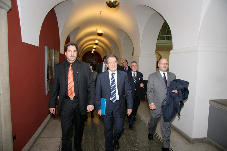 Der Securtity-Verantwortliche René Zimmermann (links) leistet mit externen Einsatzkräften Personenschutz, wenn Prominente wie Romano Prodi der Universität Zürich einen Besuch abstatten.
