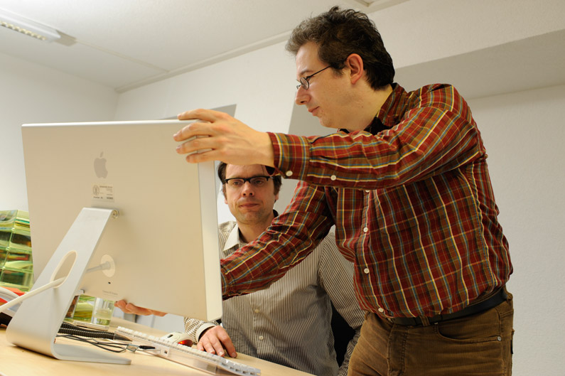 Der Mediziner Alexander Nydegger (rechts) berät Mitarbeitende der UZH in ergonomischen Fragen.
