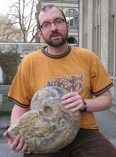 Kenneth De Baets mit ausgewachsem Manticoceras (Oberdevon, Marokko): einer der grössten Ammonoideen der Devonzeit.