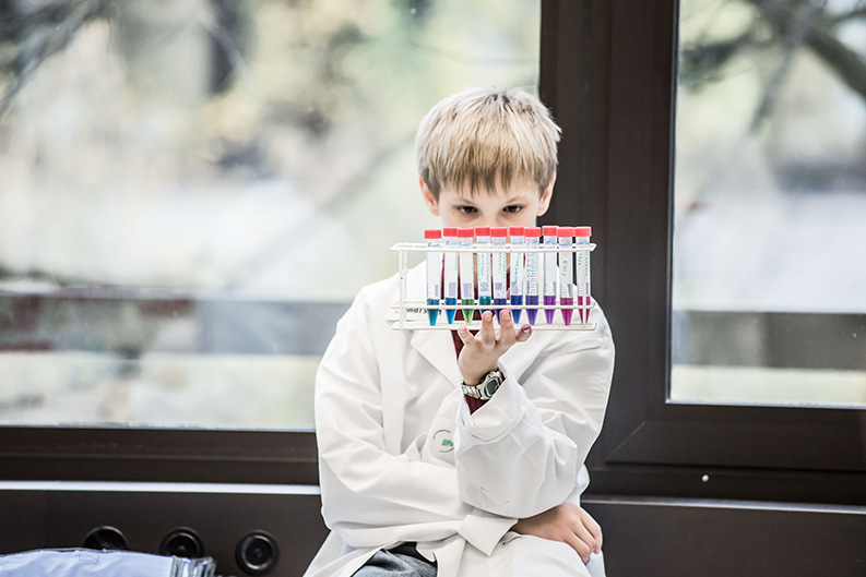 Im Labor der Biochemiker: Staunen über die Vielfalt der Farben beim Basen- Säure-Experiment ...