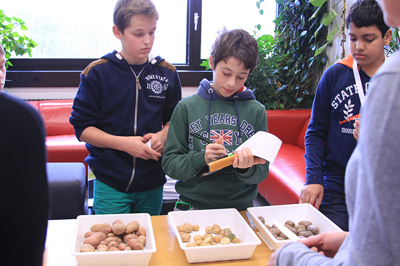 Aufmerksame schreiben mit: «Ich werde über den Zukunftstag morgen in der Schule etwas erzählen», sagt der Junge.