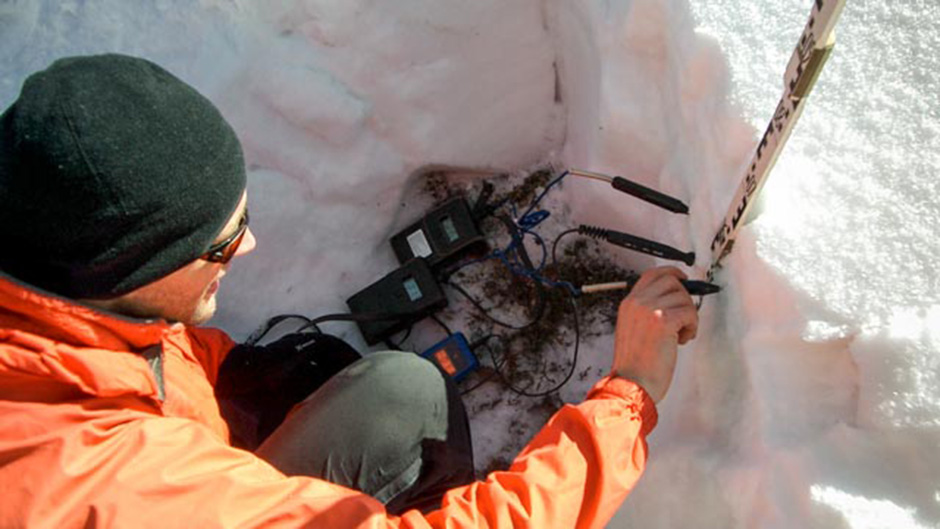 Hier wird die Schneetemperatur, die Schneedichte, der Wassergehalt und stabile Isotope in Schneeschichten gemessen.