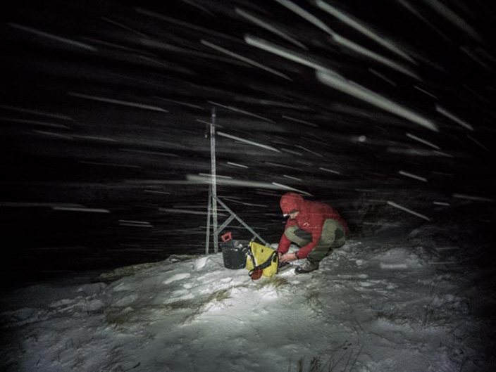 Lässt sich auch von schwierigen Wetterverhältnissen nicht abschrecken: Philipp Schneider, Postdoc am Geografischen Institut, will zusammen mit seinem Team herausfinden, wie sich der Klimawandel auf die Wasserqualität am Tiefengletscher auswirkt.