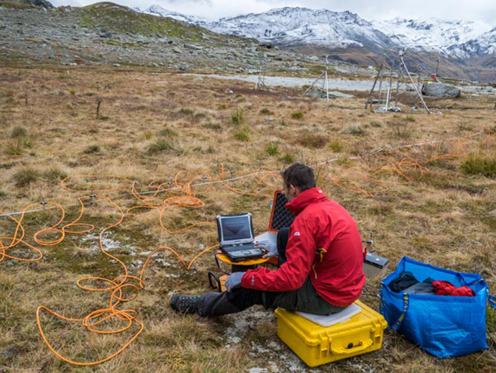 Die Forschende entdeckten in einer Pilotstudie im Sommer 2013 überraschend hohe Temperaturwerte und starke Schwankungen der elektrischen Leitfähigkeit des alpinen Grundwassers. Um herauszufinden, warum das so ist, werden Schneider und sein Team über mehrere Jahre hinweg die Grundwasserkörper im Bereich des Tiefengletschers qualitativ und quantitativ untersuchen, kartieren und mit geophysikalischen Methoden vermessen.