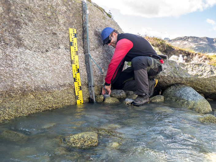 Der Hydrologe untersucht das alpine Grundwasser, das oberhalb der Waldgrenze in über 2000 m Höhe in Lockergesteinssedimenten wie Hangschutt, Bachgeröll oder Gletschergeschiebe zu finden ist.