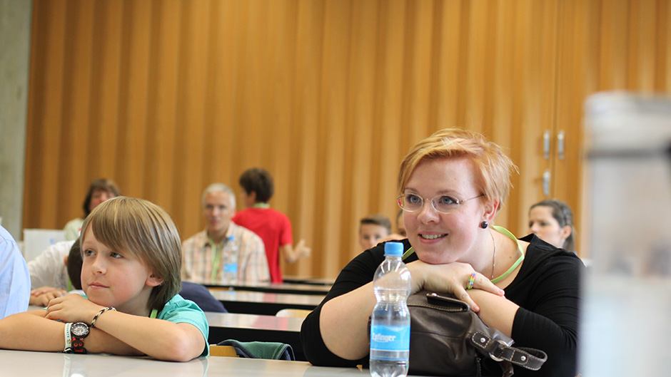 Zufriedene Besucherinnen und Besucher: Die Bilanz der ersten «Alumni and Family»-Veranstaltung an der UZH fällt positiv aus.