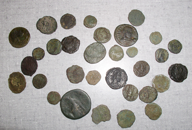 Münzen aus römischer Zeit (3./4. Jh. n.Chr.): Die Auswahl auf dem Bild stellt einen Querschnitt der damals verwendeten Münzen dar.