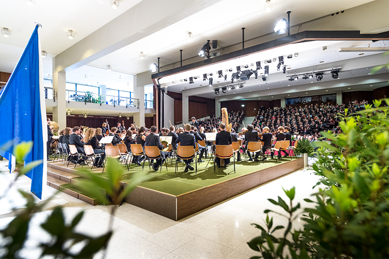 Das Akademische Orchester unter der Leitung von Prof. Johannes Schlaefli eröffnete den Dies academicus 2013 mit der Ouvertüre Carnival op. 92 von Antonin Dvorak.