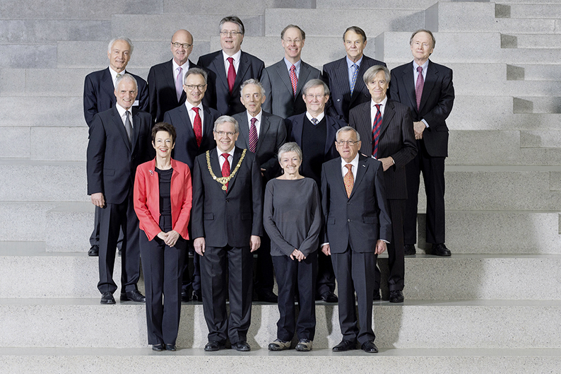 Rektor Andreas Fischer im Kreis der Persönlichkeiten, die am Dies academicus 2013 mit einem Ehrendoktortitel ausgezeichnet bzw. zum Ständigen Ehrengast ernannt wurden. Vordere Reihe (von links): Dr. Regula Pfister, Rektor Prof. Andreas Fischer, Prof. Doreen B. Massey, Hansjörg Wyss. Zweite Reihe (von links): Kaspar Egger, Prof. Jacques Bischoff, Prof. Peter Burke, Pfarrer Hans-Jürg Stefan, Prof. Paolo Bernasconi. Hintere Reihe (von links): Prof. Patrice Courvalin, Prof. Florian Holsboer, Rüdiger Frohn, Prof. Douglas W. Diamond, Prof. Tim Clutton-Brock, Prof. David J. Gerber.