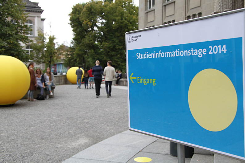 Die Studieninformationstage ziehen Schülerinnen und Schüler aus der ganzen Schweiz an. In diesem Jahr kamen 7500 Interessierte an die Universität Zürich.