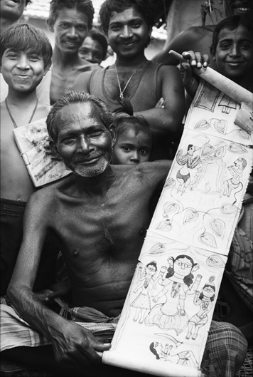 Der inzwischen verstorbene Bildersänger Motilal Chitrakar zeigt eine Bildrolle über den Gott Jagannath.
